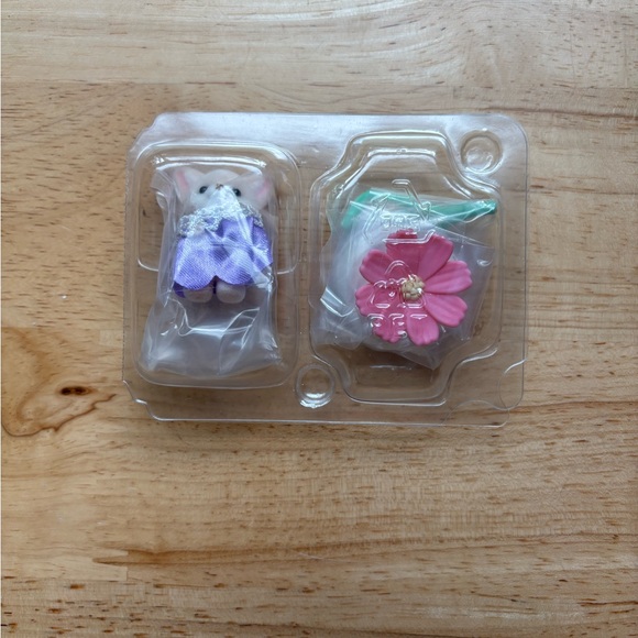 NIP Calico Critters Blooming Baby Friends Fennec Fox Baby with Flower - Picture 2 of 5